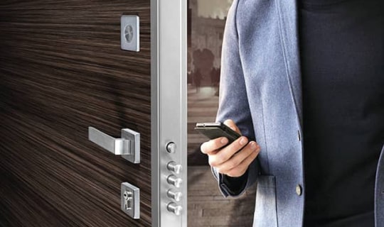 CISA DOMO CONNEXA transforme la porte blindée en « SMART DOOR »