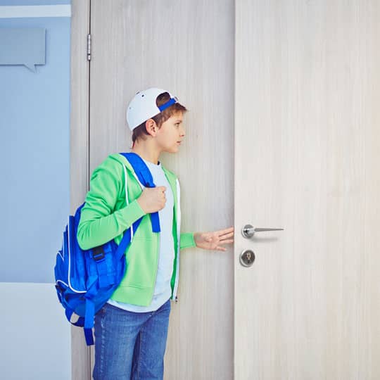 Entrées des salles de classe et des toilettes